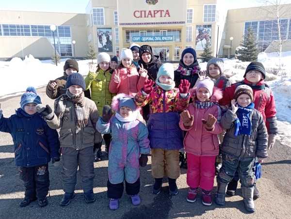 20 марта воспитанники ГБУ СРЦН вместе с воспитателями посетили ледовую арену ФОК 