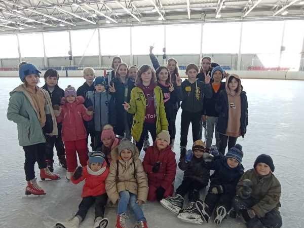 ГБУ СРЦН вместе с воспитателями посетили ледовую арену ФОК 
