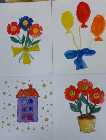 Дети средней группы вечером рисовали открытки для мамы. Работы получились  яркими и интересными.