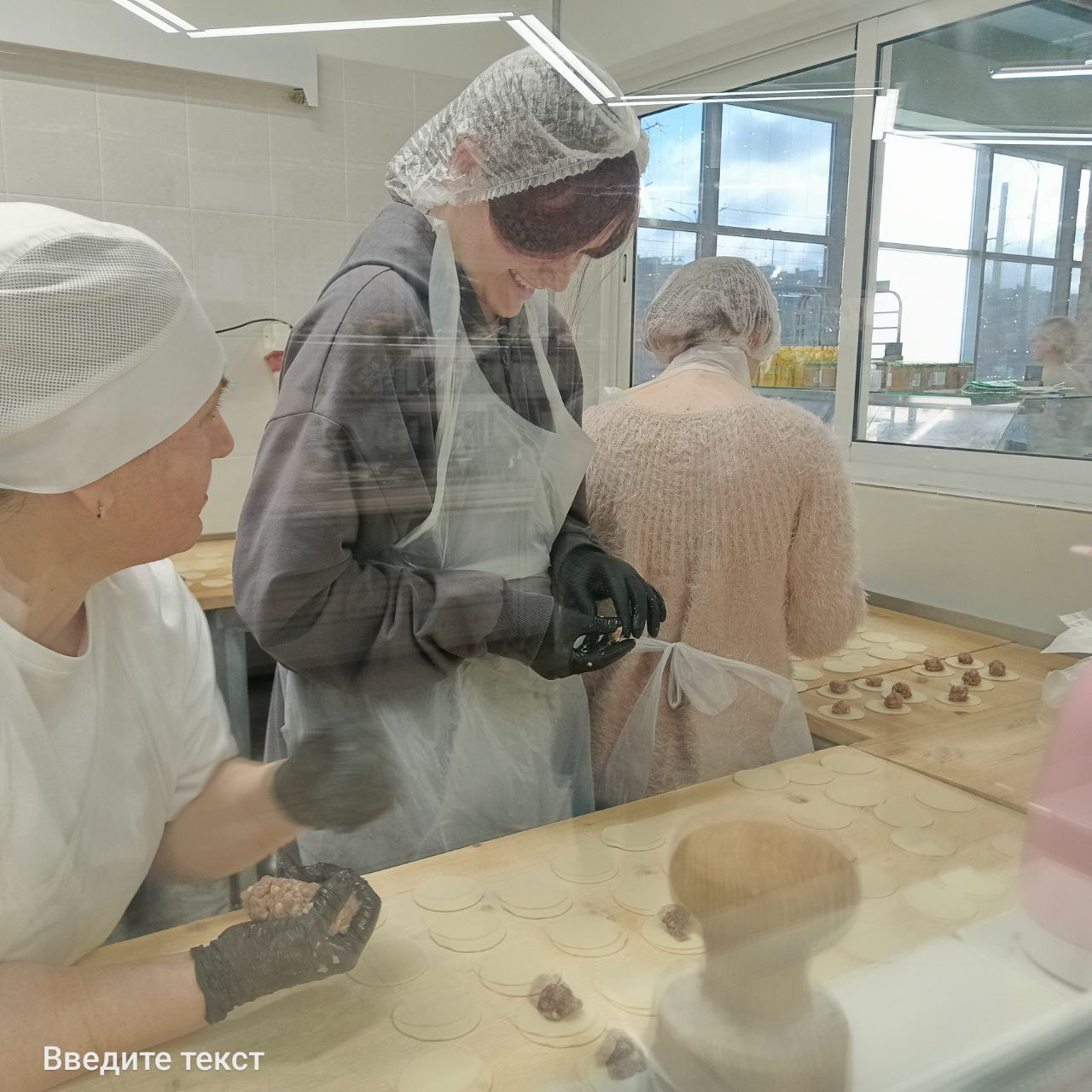 Мастер-класс по лепке пельменей.