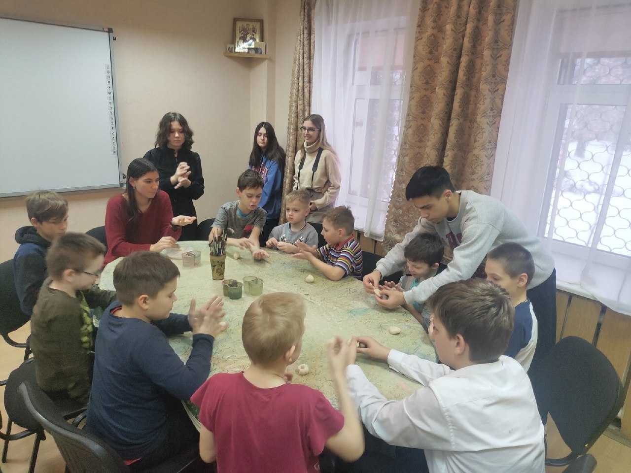 Студенты Нижегородского медицинского колледжа провели для ребят мастер-класс по лепке фигурок из соленого теста