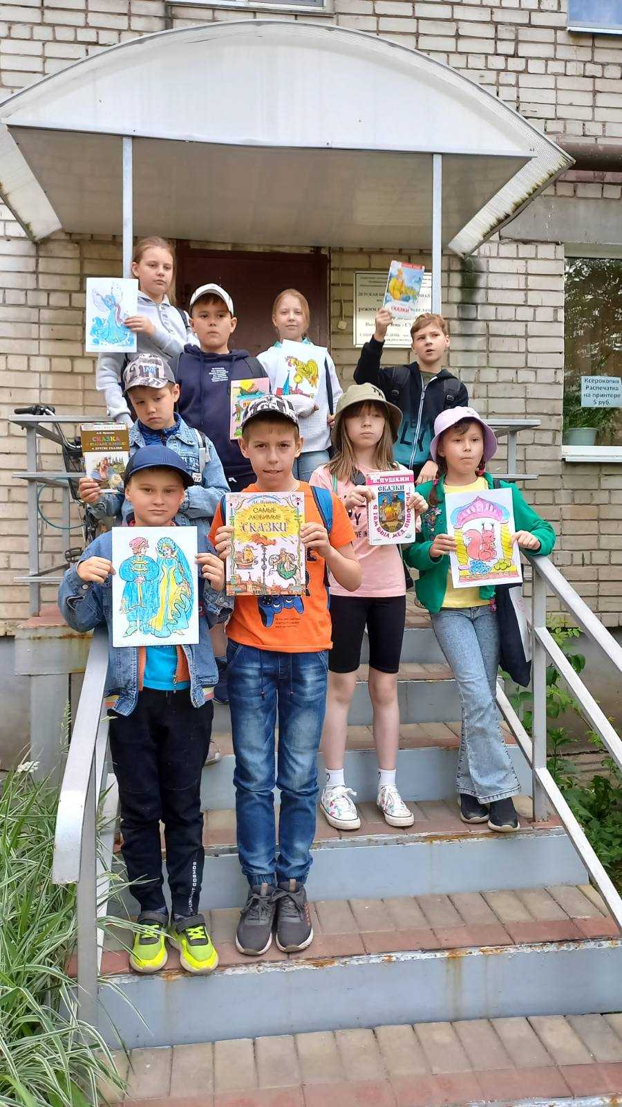 В День русского языка ребята посетили библиотеку им. Комарова