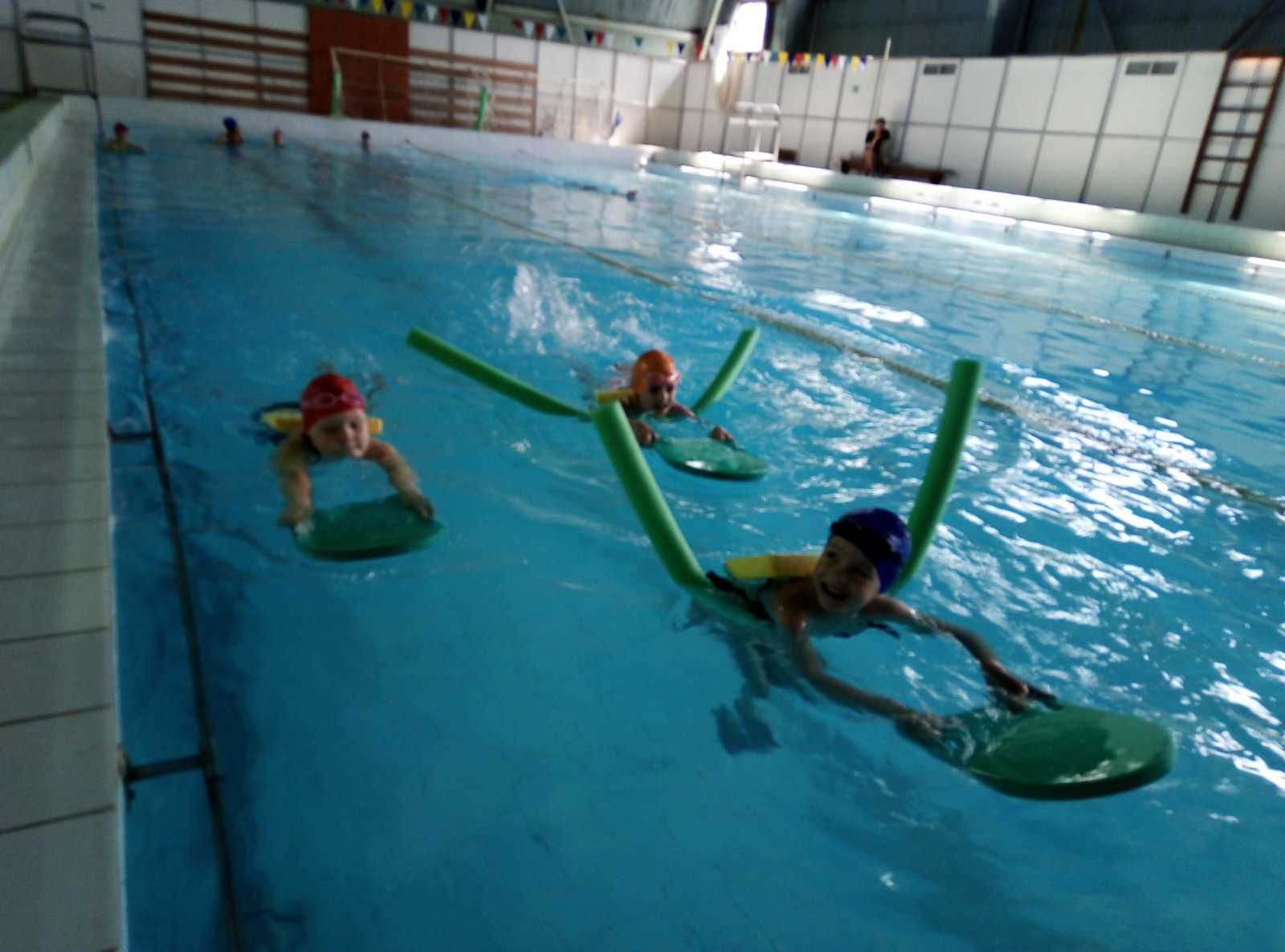 Ребята продолжают учиться плавать в бассейне 