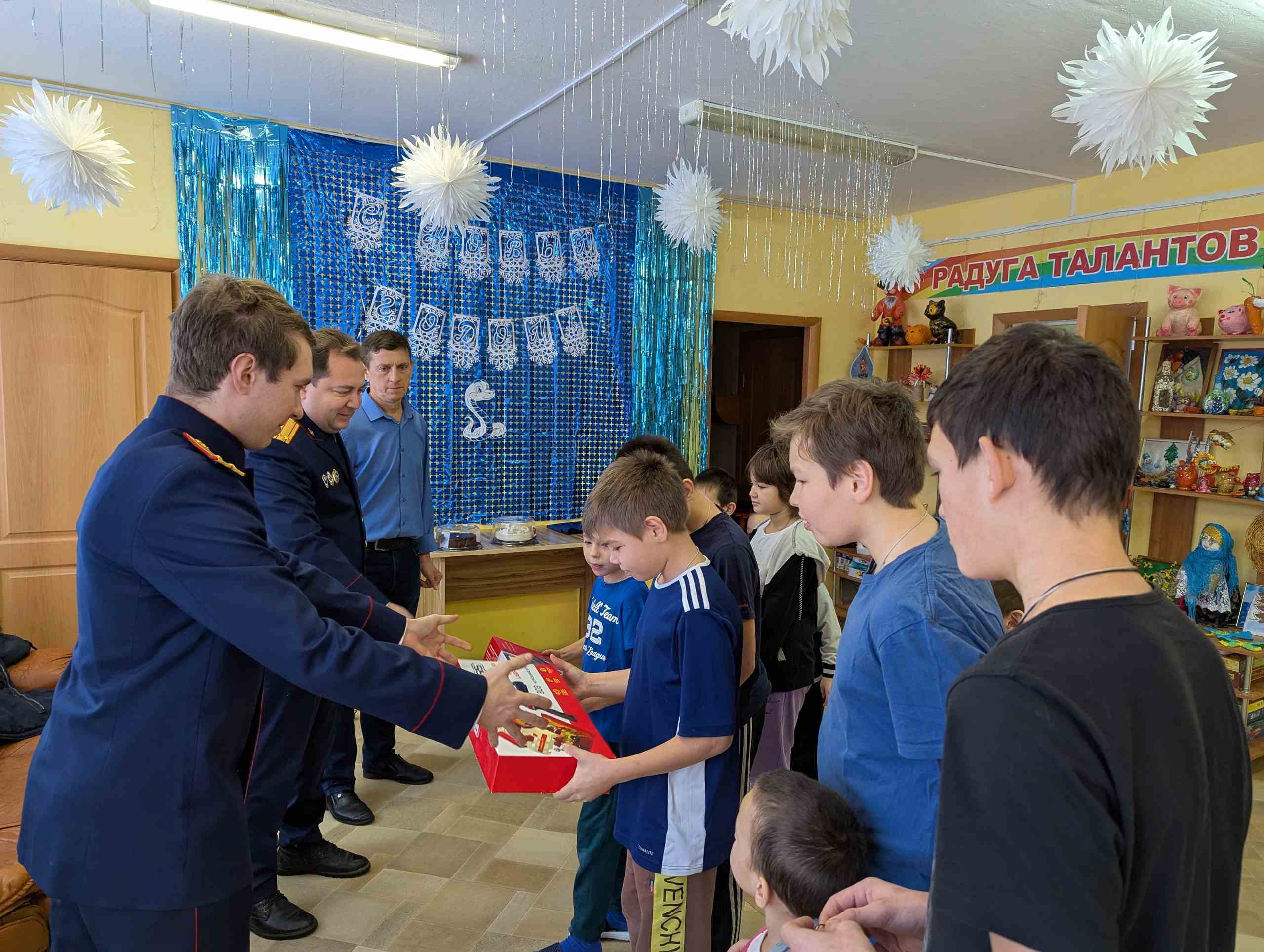 Подарки от Следственного комитета и Земского собрания