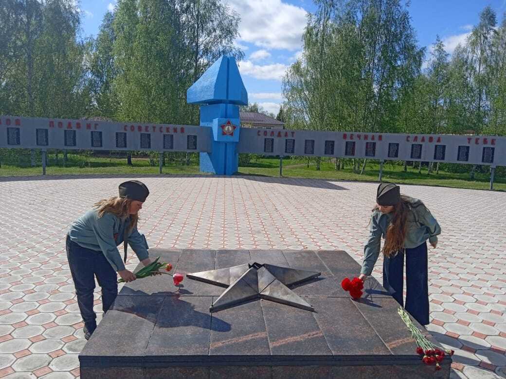 Возложение цветов к Мемориалу Славы