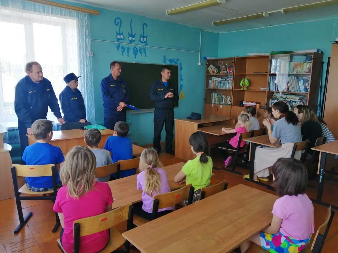 Сотрудники пожарной части N°170 п. Вахтан провели с воспитанниками профилактическую беседу на тему 