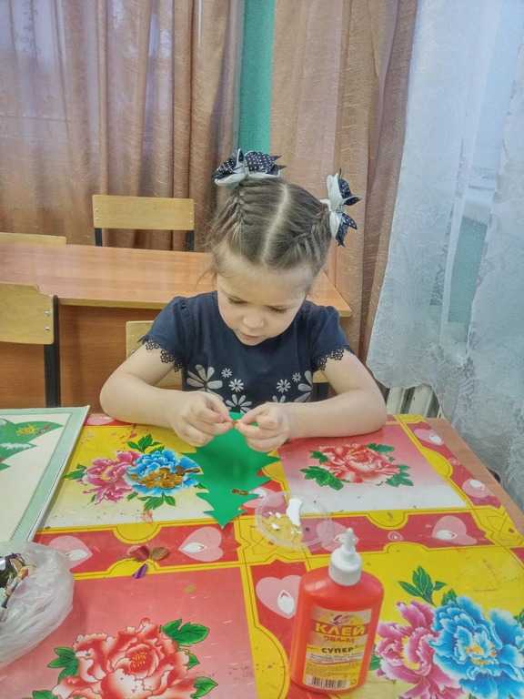 Юные воспитанники мастерили новогодние украшения