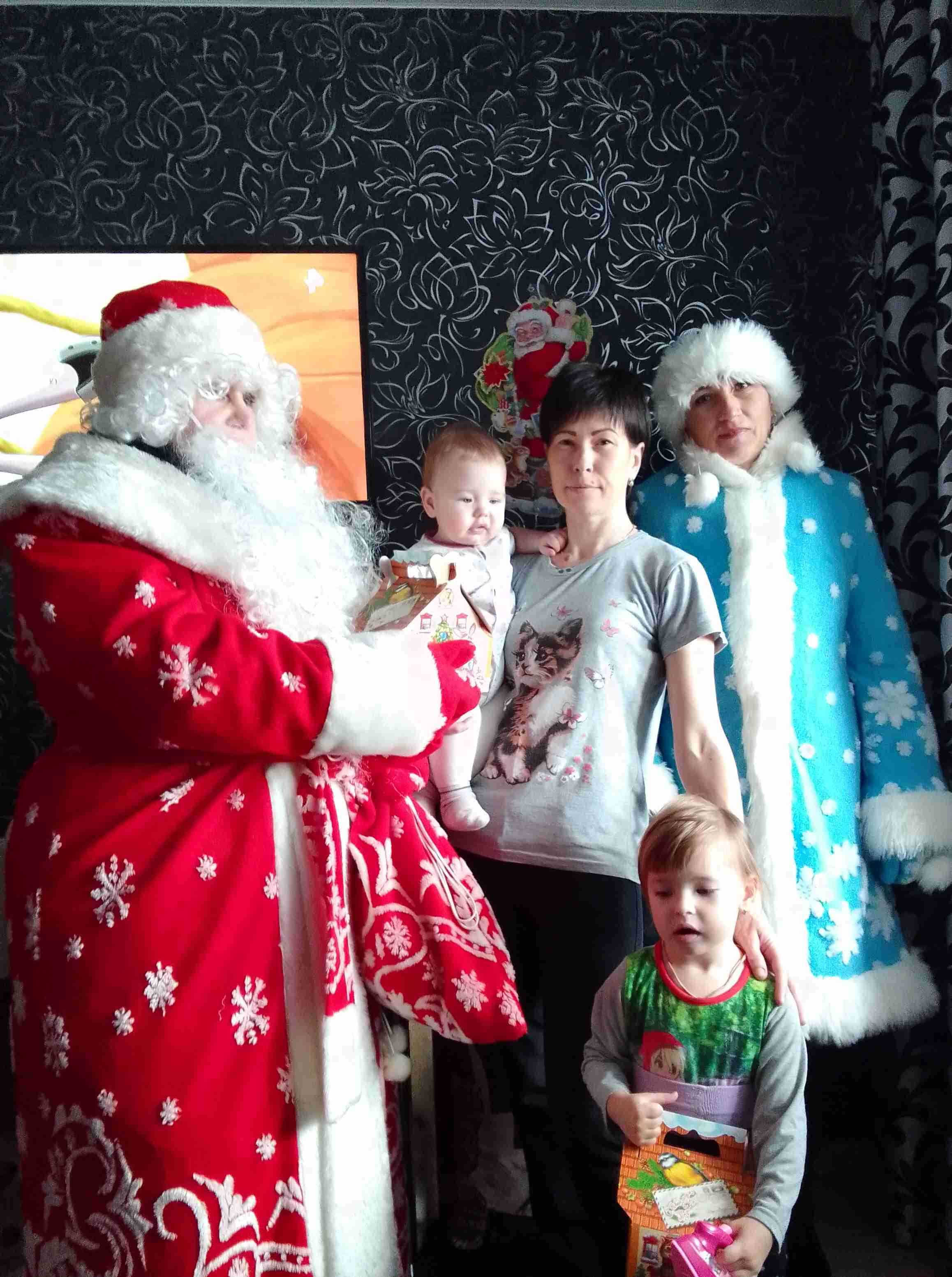 Дед Мороз и Снегурочка поздравили детей из многодетных семей