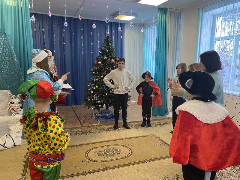Студенты Шатковского агротехнического техникума подарили воспитанникам реабилитационного центра новогодний праздник