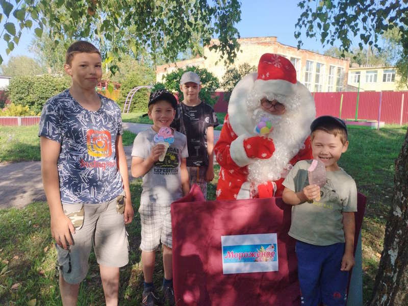 Дед Мороз в гостях у лета