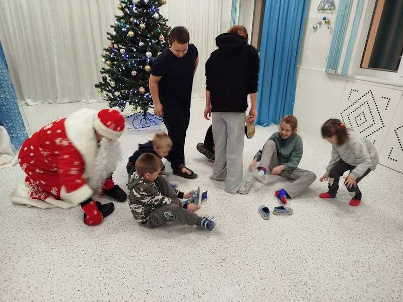 Новогодние забавы у ёлки