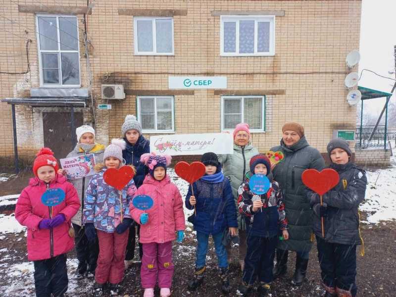 Мама - первое слово, Главное слово в каждой судьбе. Мама жизнь подарила, мир подарила мне и тебе!