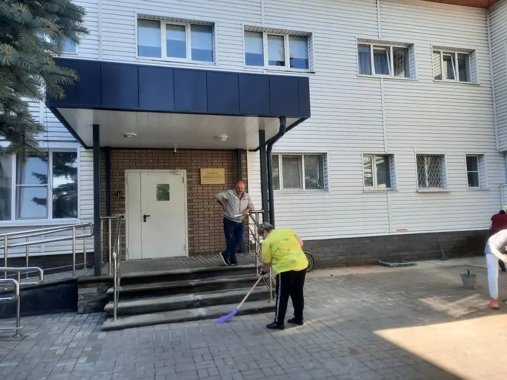 Мусор — в мешки, цветы — в землю, улыбки — на лица!