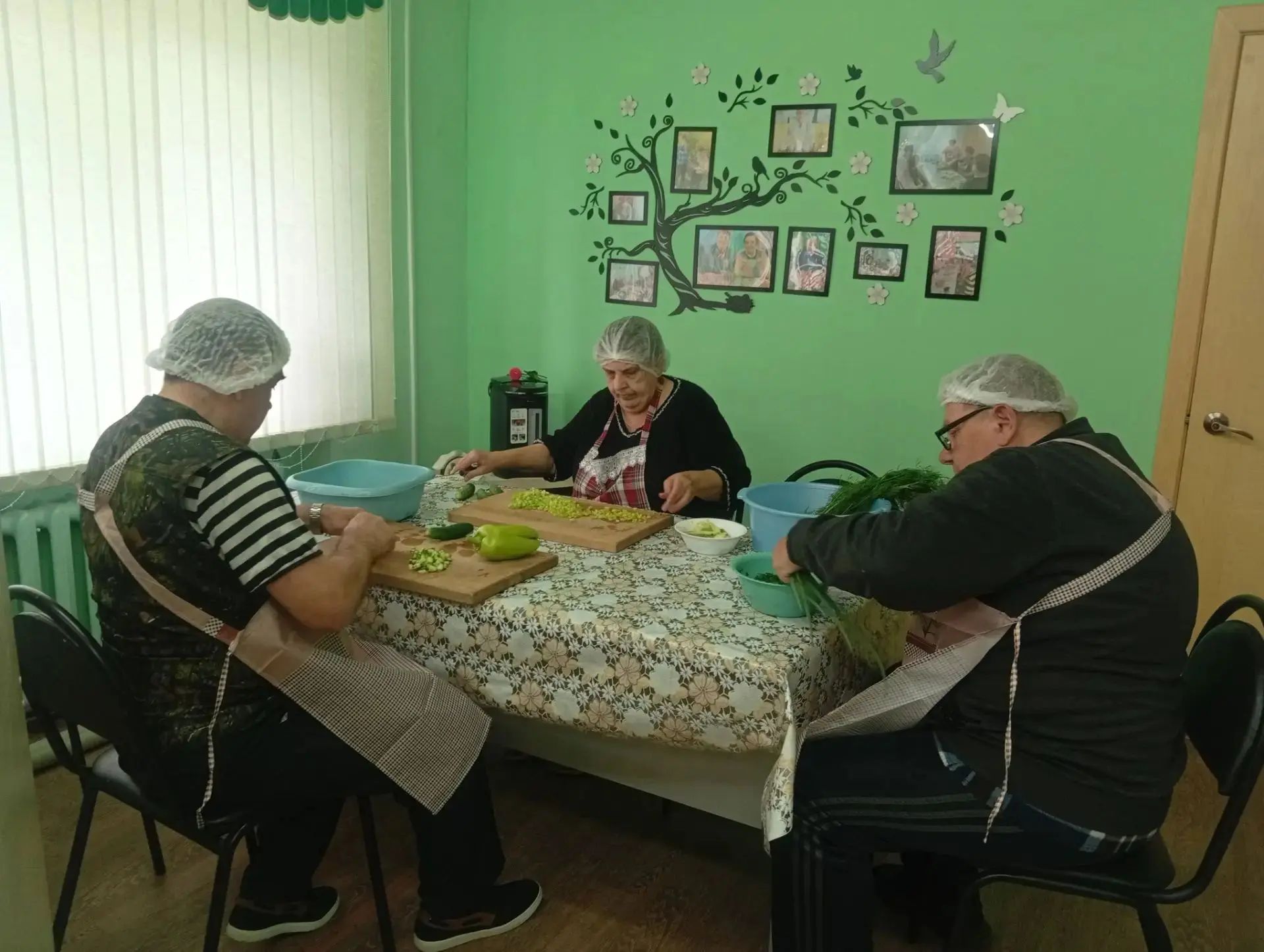 «Теплые грядки: как новая технология подарила теплице двойной урожай».