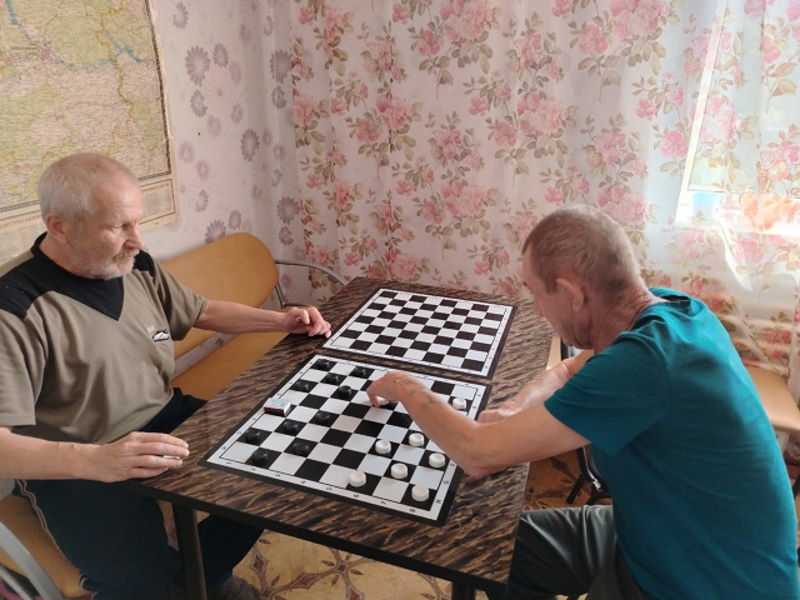 Польза игры в шашки для людей старшего поколения