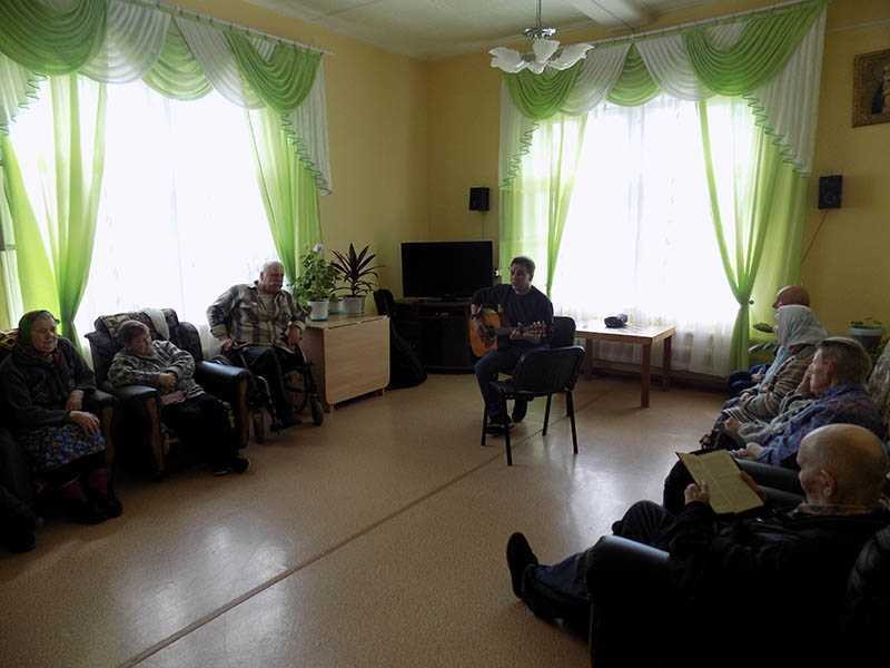 В преддверии праздника Победы в Великой Отечественной войне ветеранов дома-интерната посетили волонтеры «Территории Добра» 