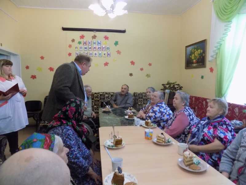 Тепло сердец даря друг другу.