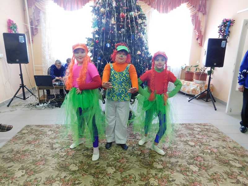 28 декабря к нам с концертом «Новогодние пожелания» пришли творческие коллективы поселкового Дворца культуры