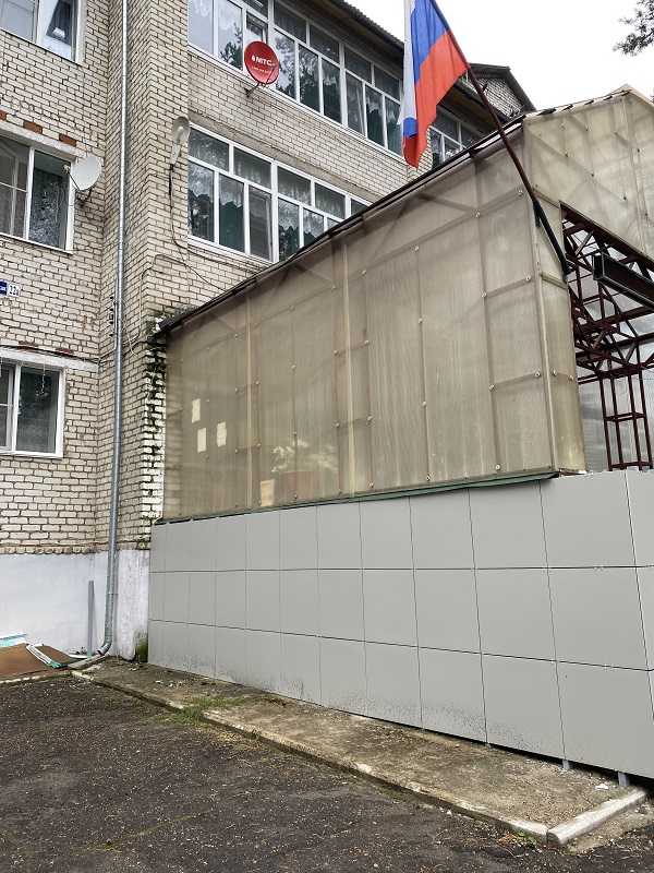 Лето- это горячая пора ремонтов. В нашем доме-интернате идет ремонт фасада здания. 