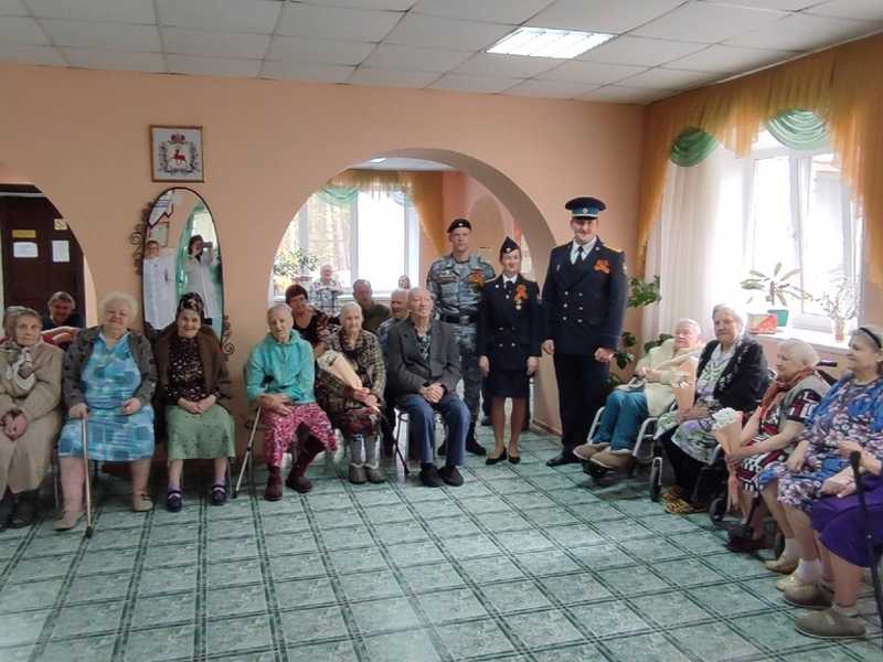 Наши ветераны принимают поздравления с праздником 1 мая и наступающим Днём Победы от ГУФССП России по Нижегородской области.