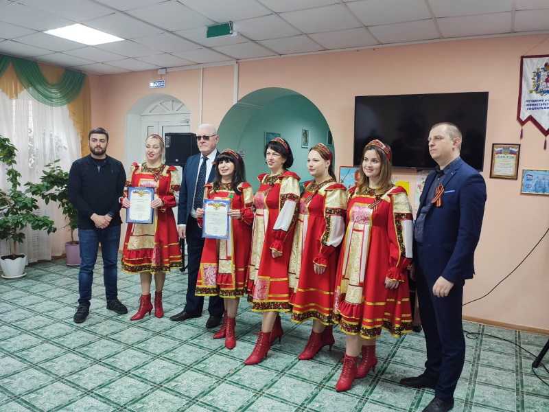 С огромной радостью и улыбками встречаем музыкальный коллектив 