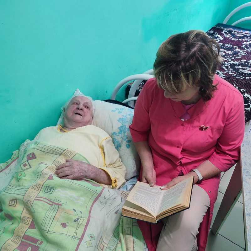 В нашем учреждении мы стараемся уделять больше внимания нашим маломобильным ветеранам, ведь они часто лишены возможности самостоятельно читать книги и журналы
