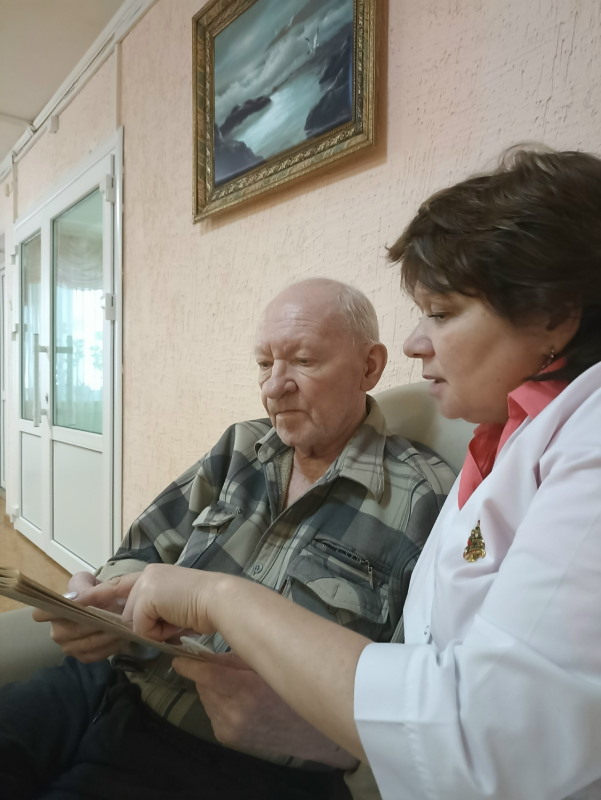 Многие пожилые люди нуждаются в помощи и поддержке. 