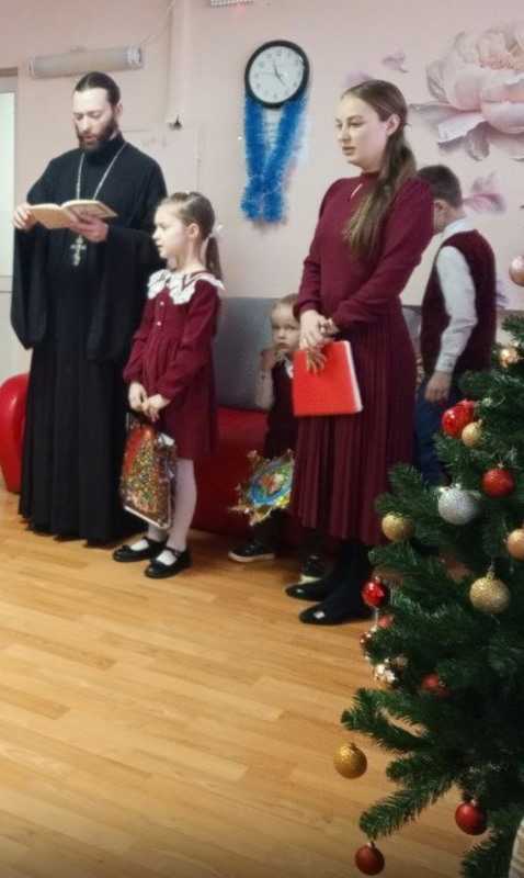9 января настоятель Нижегородского Сергиевского храма вместе с семьей поздравил с Рождеством Христовым подопечных нашего дома- интерната. Встреча с отцом Павлом стали для пожилых людей и инвалидов событием и большой радостью.