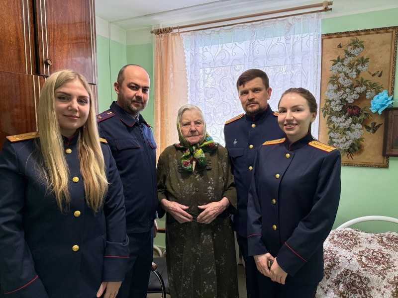 Наш ГБУ посетили сотрудники Центрального межрегионального следственного управления на транспорте СК России чтобы поздравить трех наших ветеранов с наступающим Международным женским днем и недавно прошедшими днями рождения