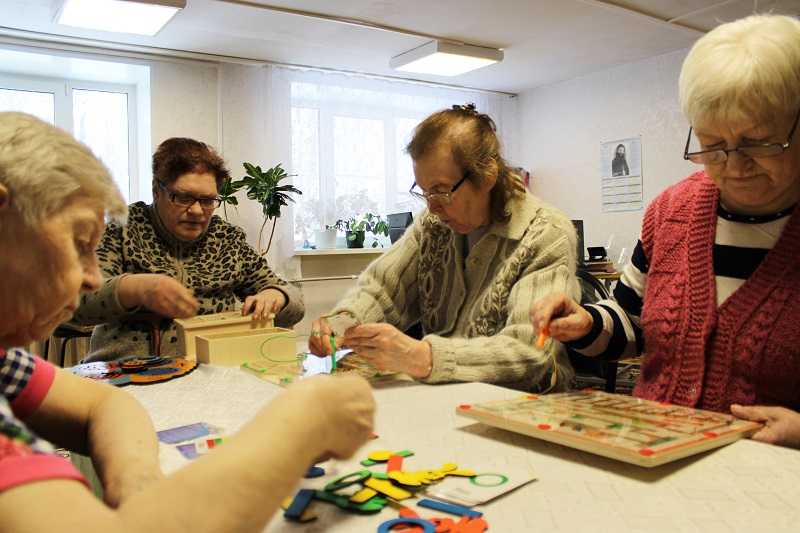 Нейрогимнастика в Доме-интернате: Развитие когнитивных функций через игру с сортерами.