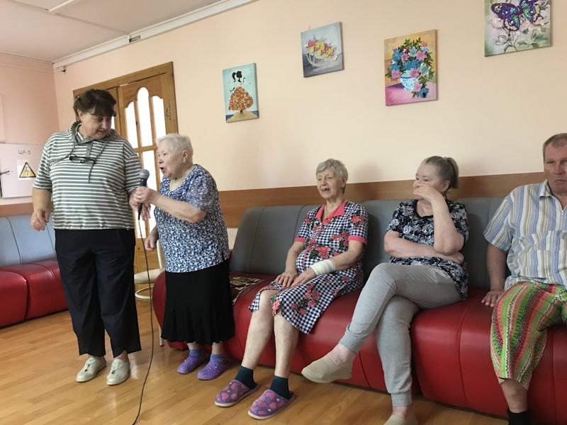 Пение под караоке.